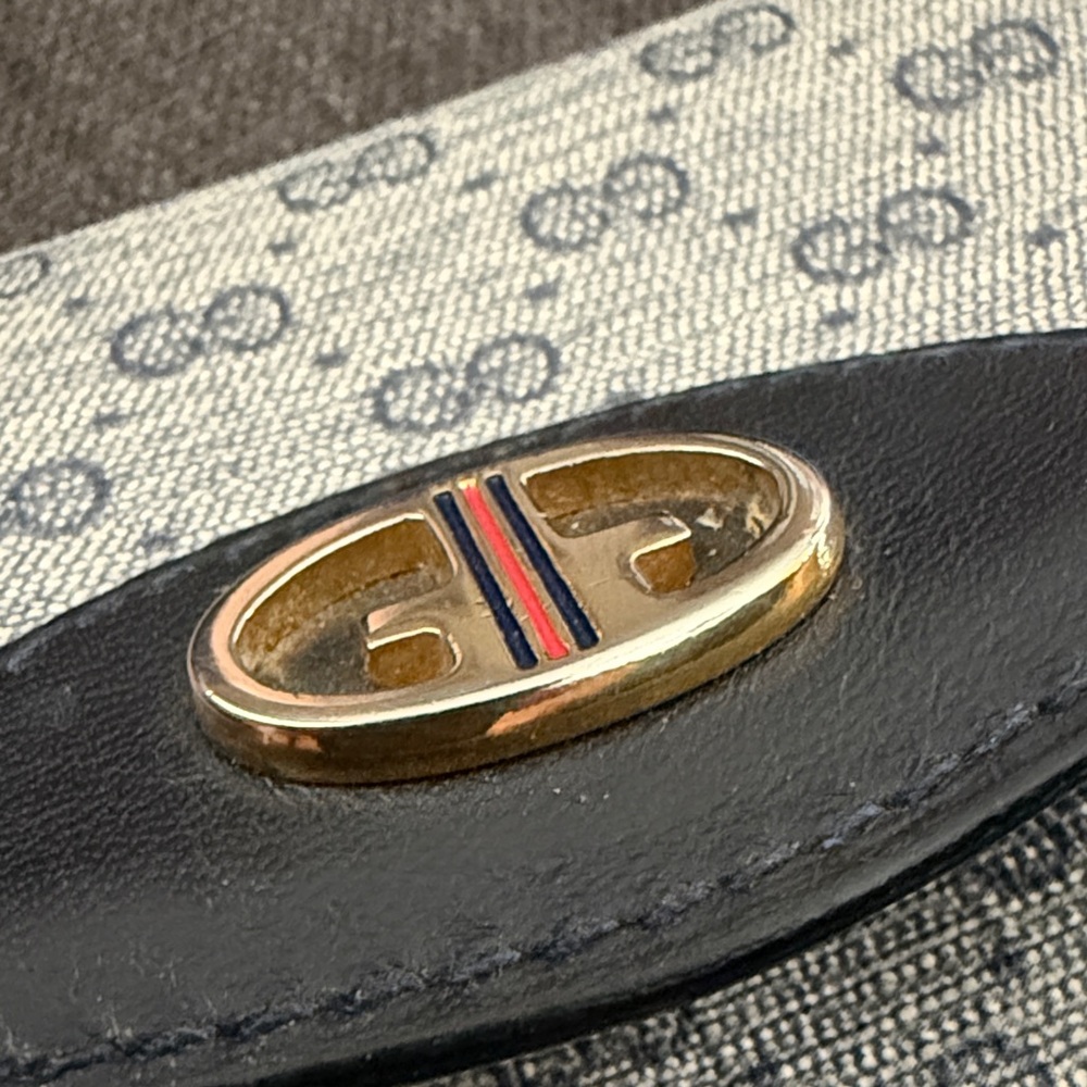 11. Gucci Midnight Blue and Gray Key Holder (6 key rings) - Picture 3 of 11
